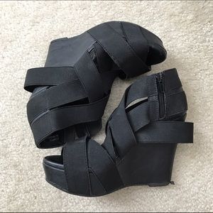 Black elastic wedges