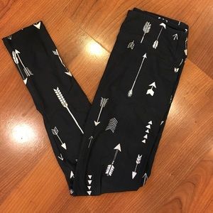 Lularoe OS Leggings w black/white arrow pattern