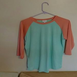 *~LulaRoe Randy Raglan tee~*