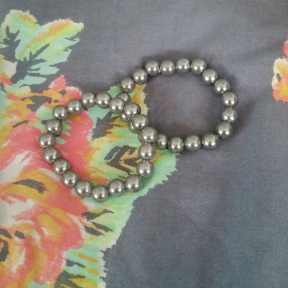 Gray pearl bracelet