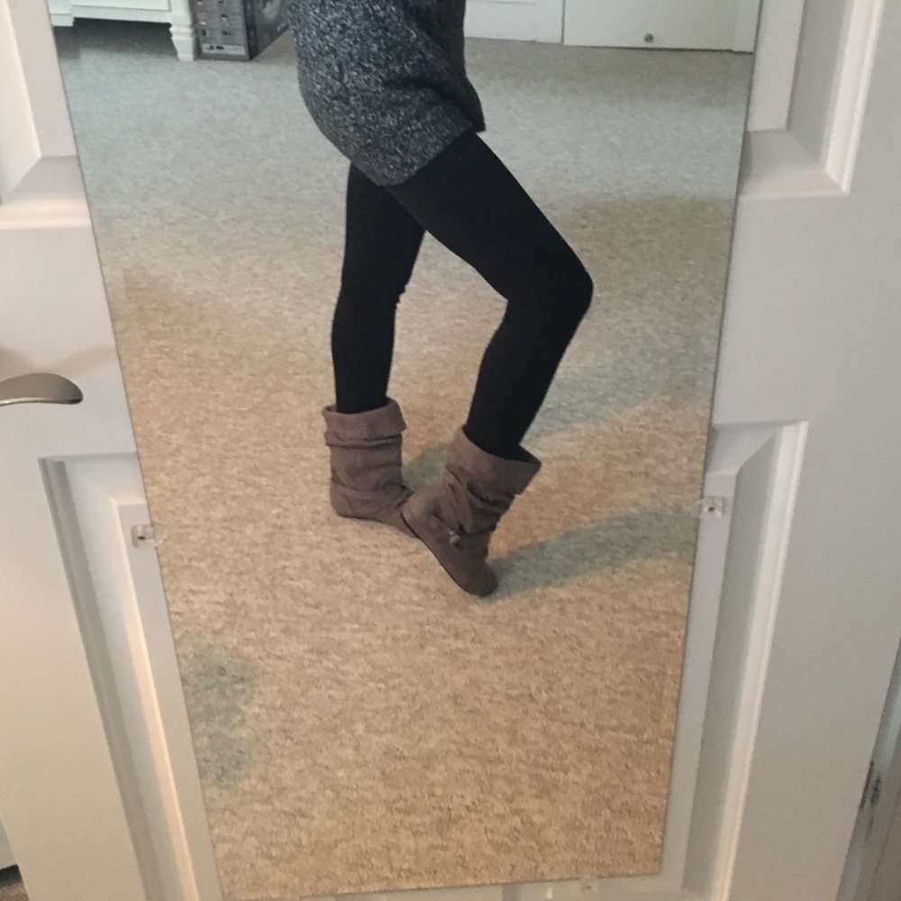 Gray faux suede boots❤