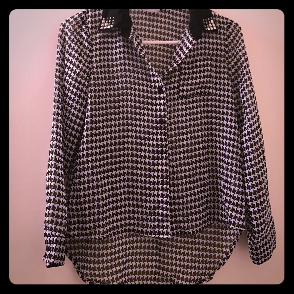 Disneys blk/white /w houndstooth design blouse.