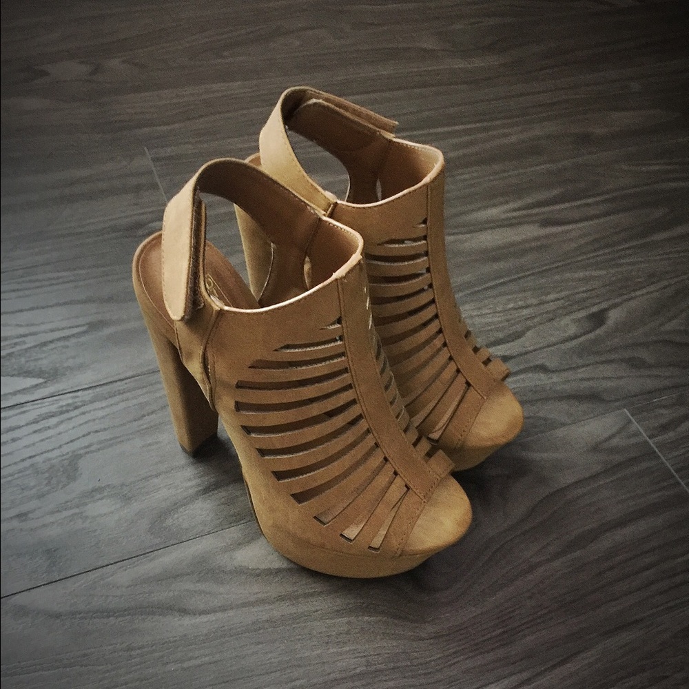 CAMEL HEELS