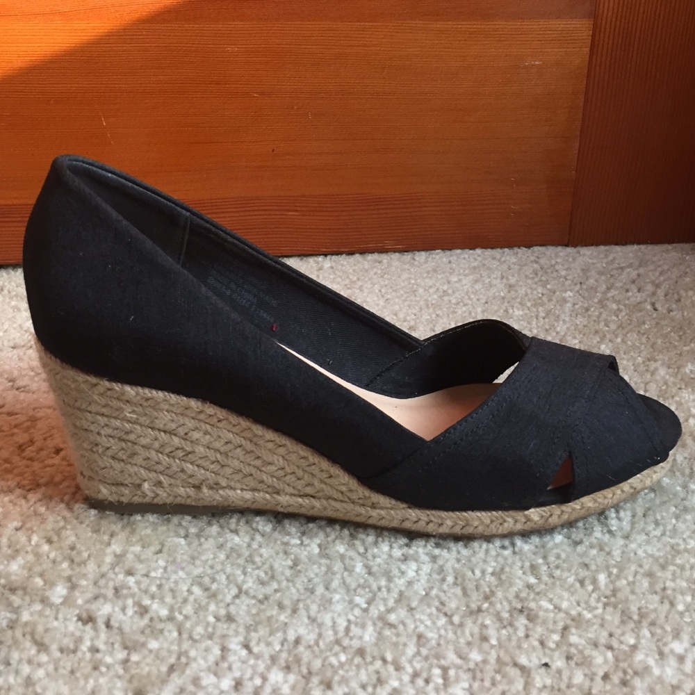 Black wedge heels