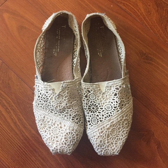 TOMS off white/cream flower lace slip on shoes - Picture 2 of 5