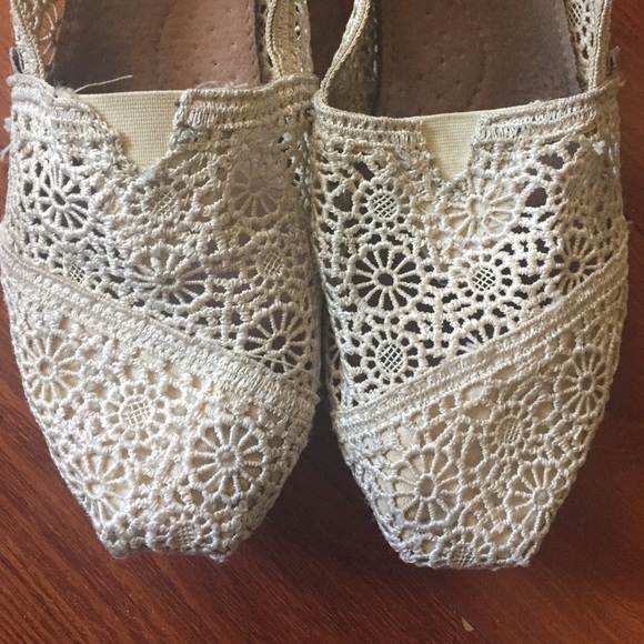 TOMS off white/cream flower lace slip on shoes - Picture 3 of 5