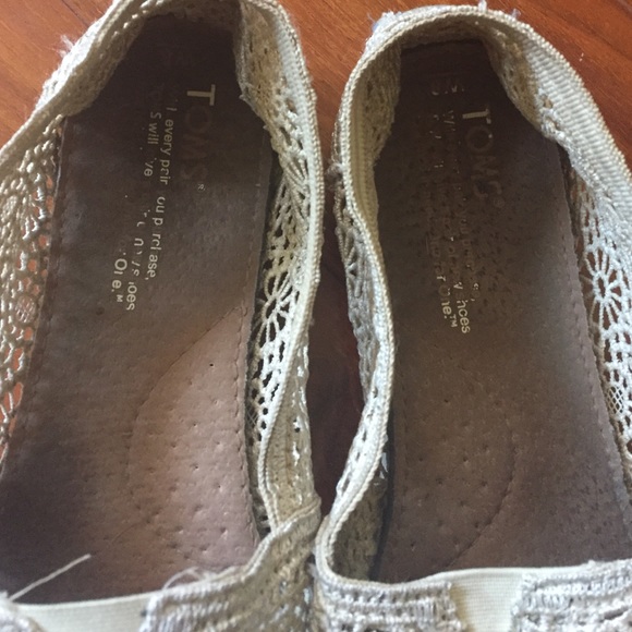 TOMS off white/cream flower lace slip on shoes - Picture 4 of 5