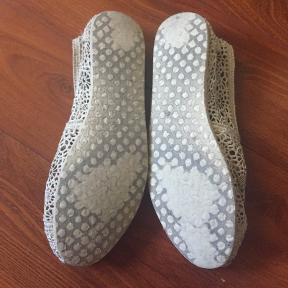 TOMS off white/cream flower lace slip on shoes - Picture 5 of 5