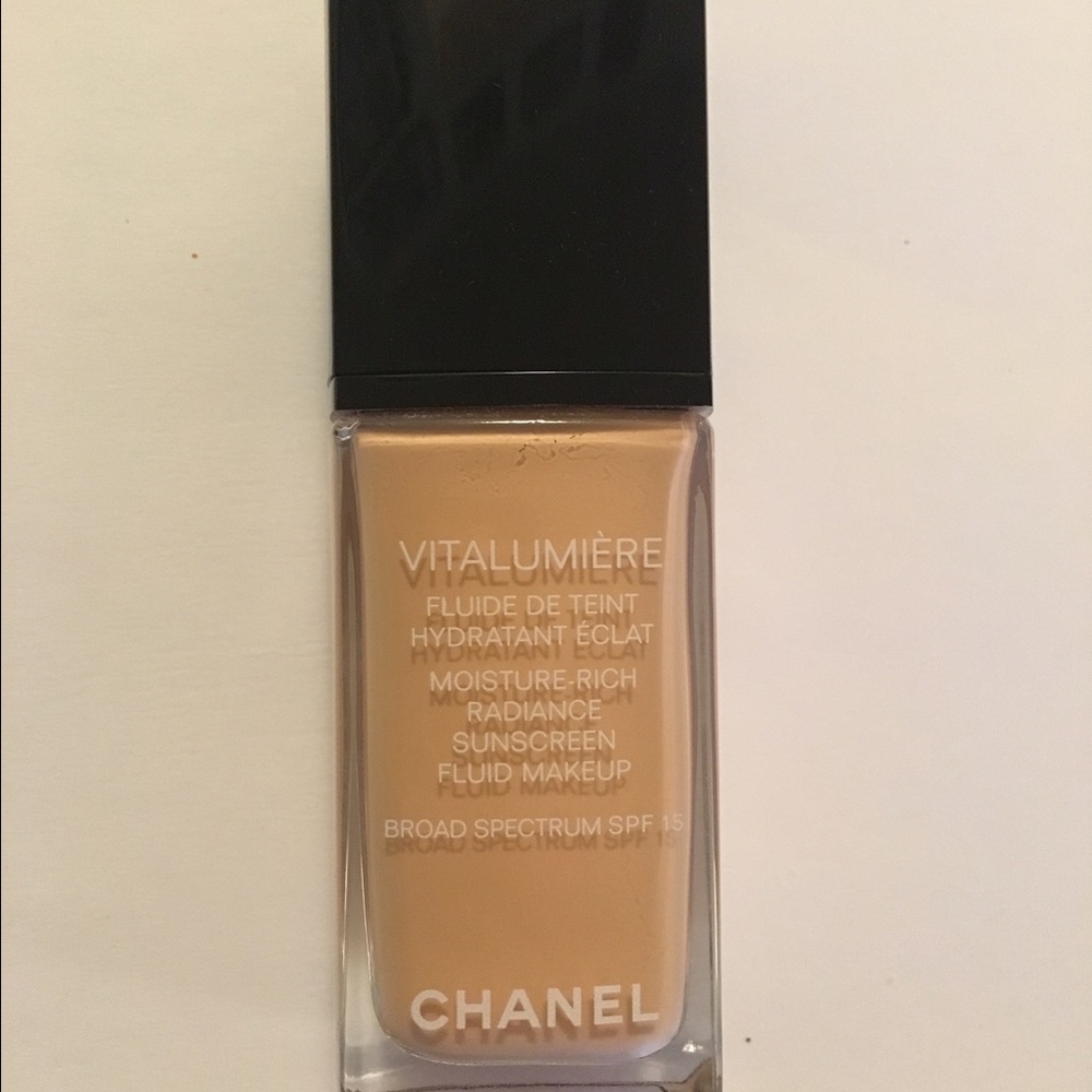 CHANEL Vitalumière foundation in 07 Ivory