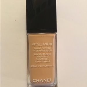CHANEL Vitalumière foundation in 07 Ivory