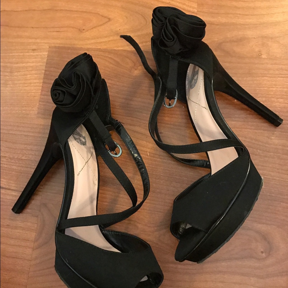 Black pumps