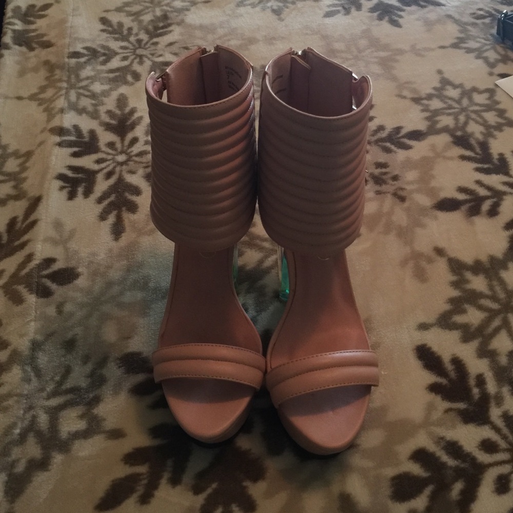 Beautiful heels - Picture 2 of 4