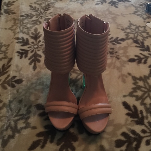 Beautiful heels - Picture 2 of 4