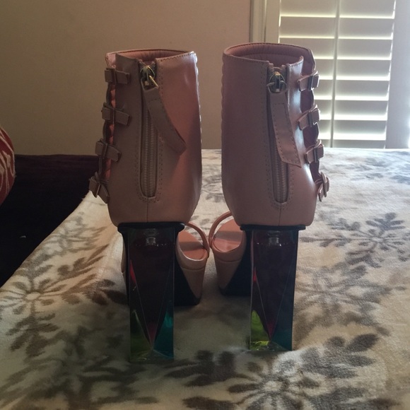 Beautiful heels - Picture 3 of 4