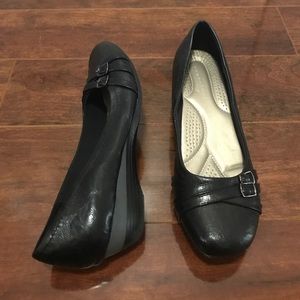 Short black wedges with buckle accents