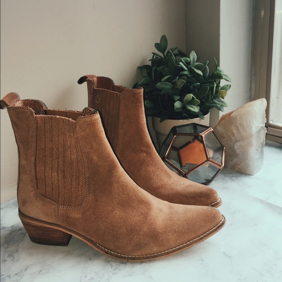 Urban Outfitters Shoes - Urban outfitter suede ankle bootie