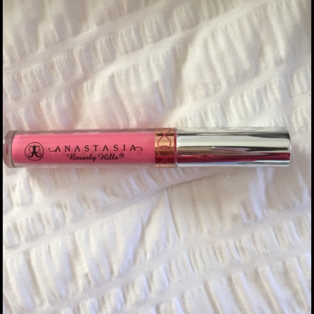 Anastasia Beverly Hills lipgloss in "Lovely"