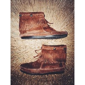Minnetonka • brown Fringe Bootie