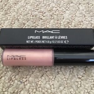 Mac Lipglass in the color "Oyster Girl"