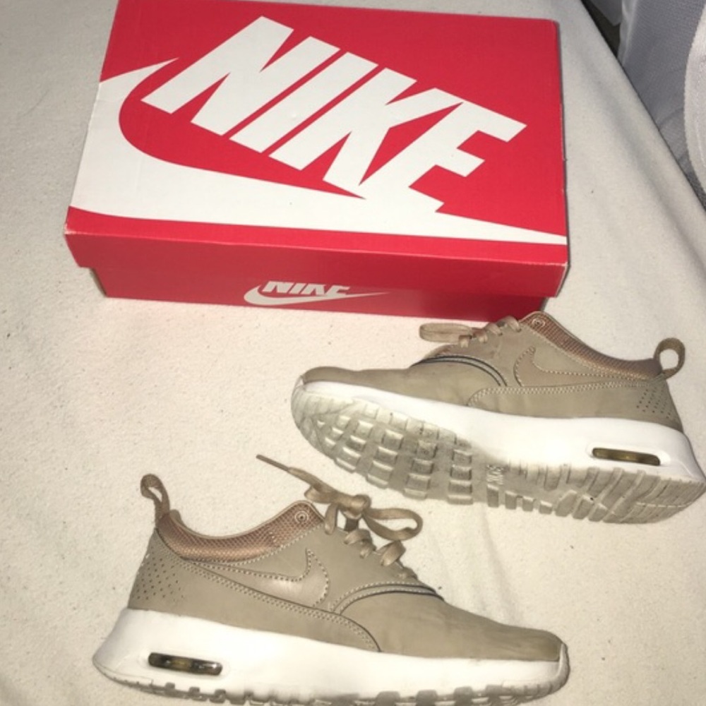Nike - Picture 3 of 3