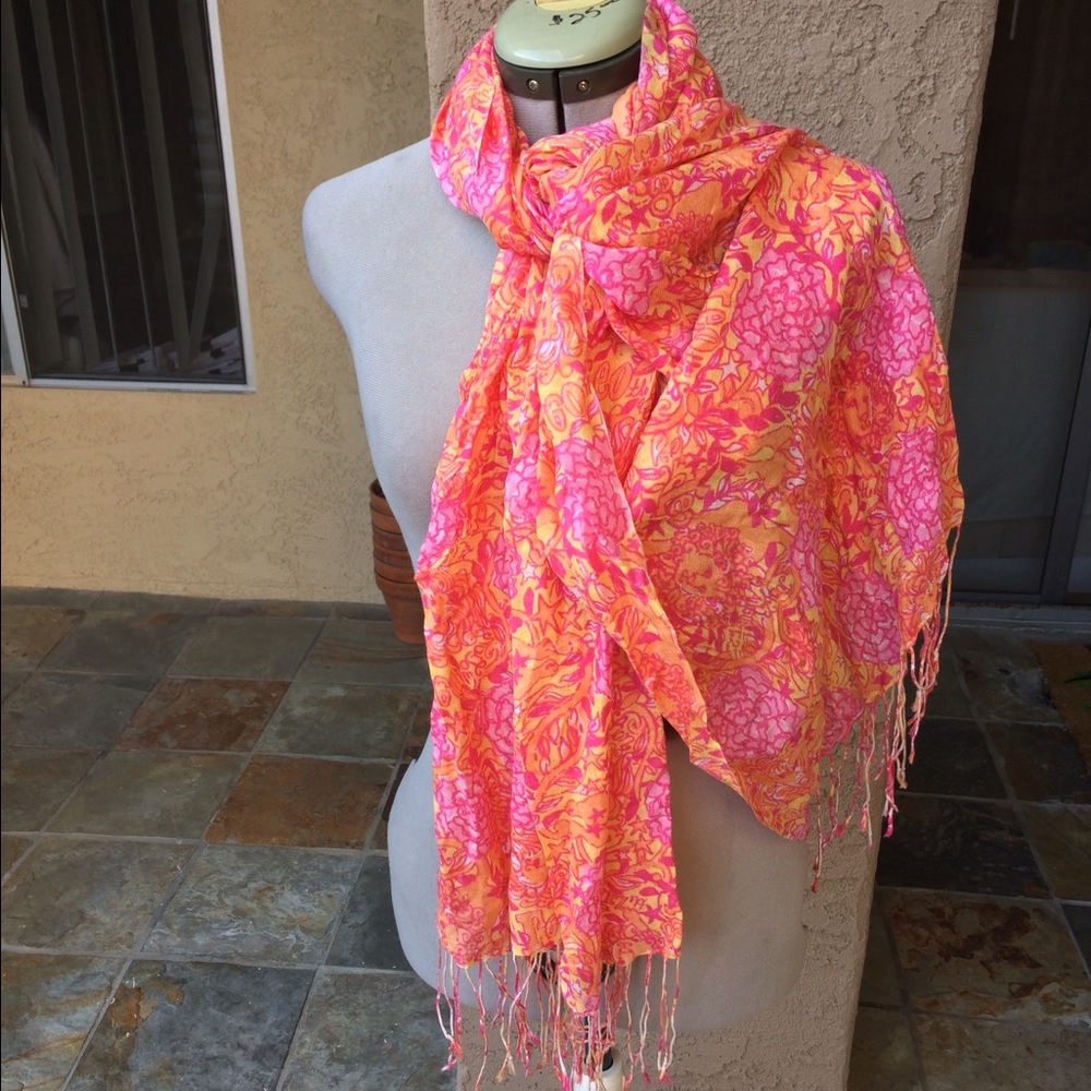 Lilly Pulitzer Murfee Scarf in LEO pattern