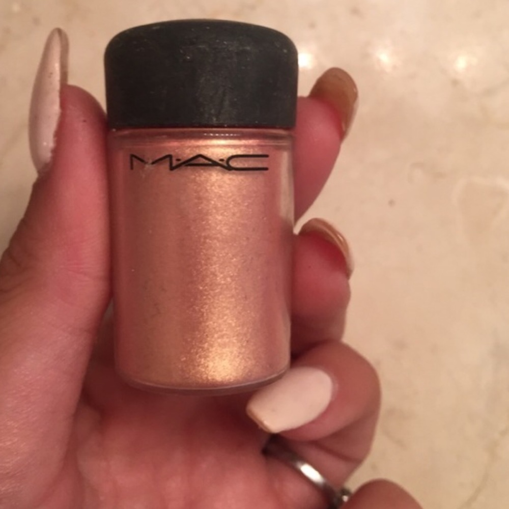 Mac eye glitter