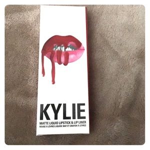 Kylie matte liquid lip kit "Mary Jo" bright red