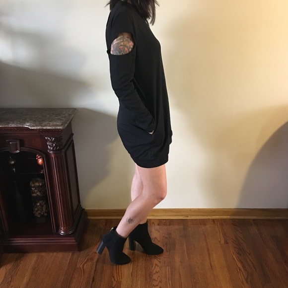 βΎοΈLASTβΎοΈ Black Cutout Sleeve Sweat Dress - Picture 2 of 4