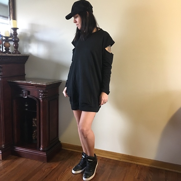 βΎοΈLASTβΎοΈ Black Cutout Sleeve Sweat Dress - Picture 3 of 4