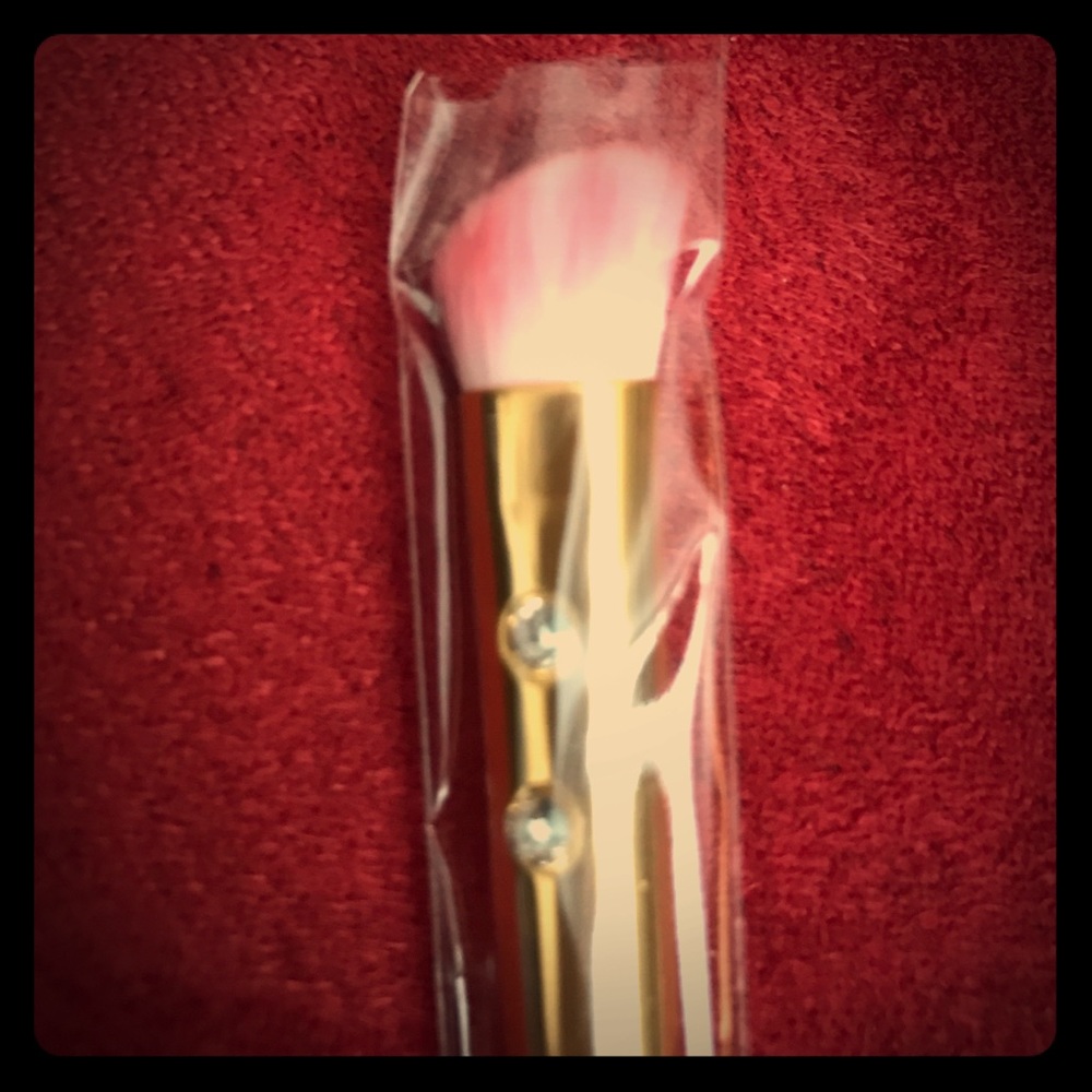 Angled eye makeup brush