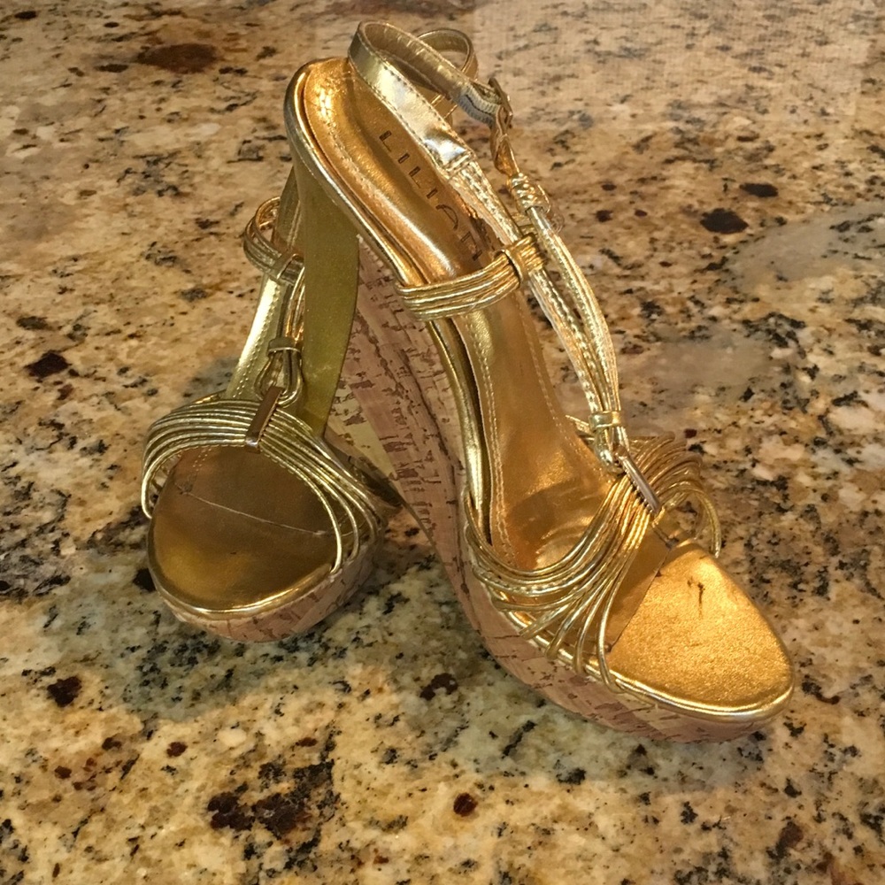 Liliana Gold wedge sandal. 5in cork heel. Size 8