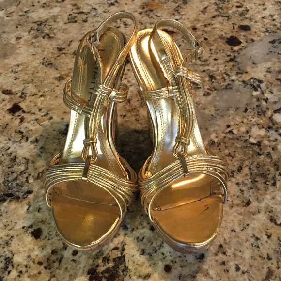 Liliana Gold wedge sandal. 5in cork heel. Size 8 - Picture 2 of 4