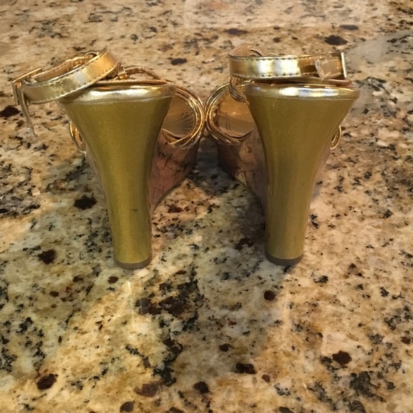 Liliana Gold wedge sandal. 5in cork heel. Size 8 - Picture 3 of 4