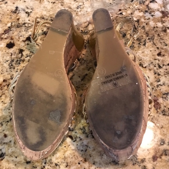 Liliana Gold wedge sandal. 5in cork heel. Size 8 - Picture 4 of 4
