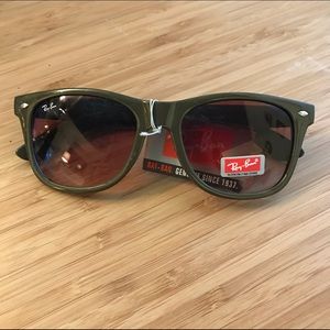 ❤️ONE HOUR SALE❤️ Olive green ray bans. Wayfarer