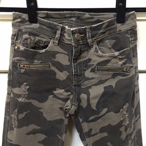 Camouflage frayed Zara Denim Jeans with front zips