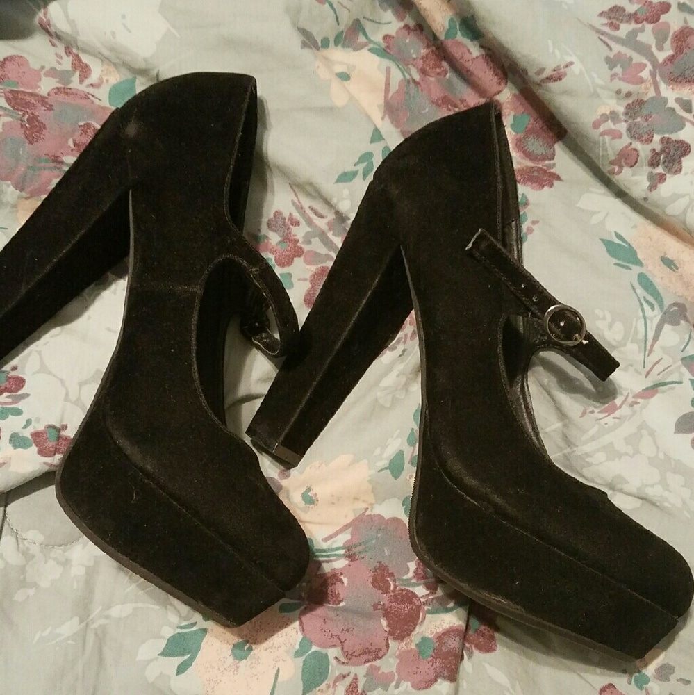 Bamboo Babydoll black velvet platform heels - 8