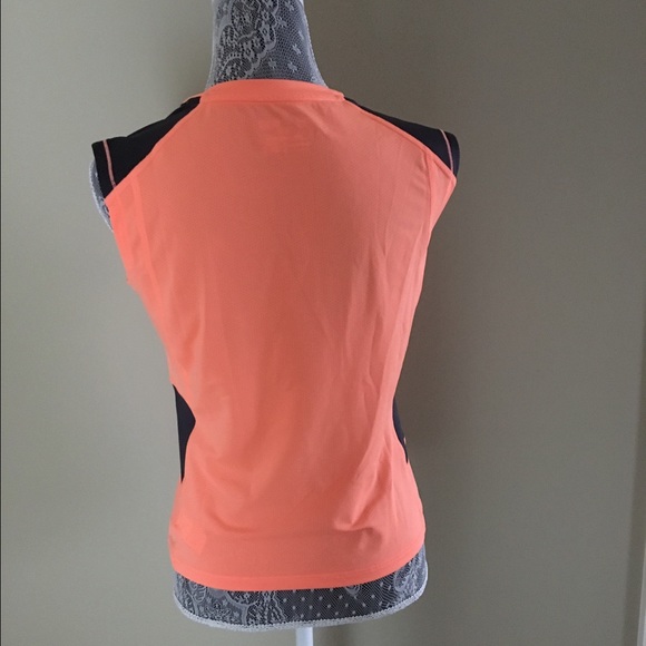 NWT UNDER ARMOUR SLEEVELESS TOP - Picture 3 of 4