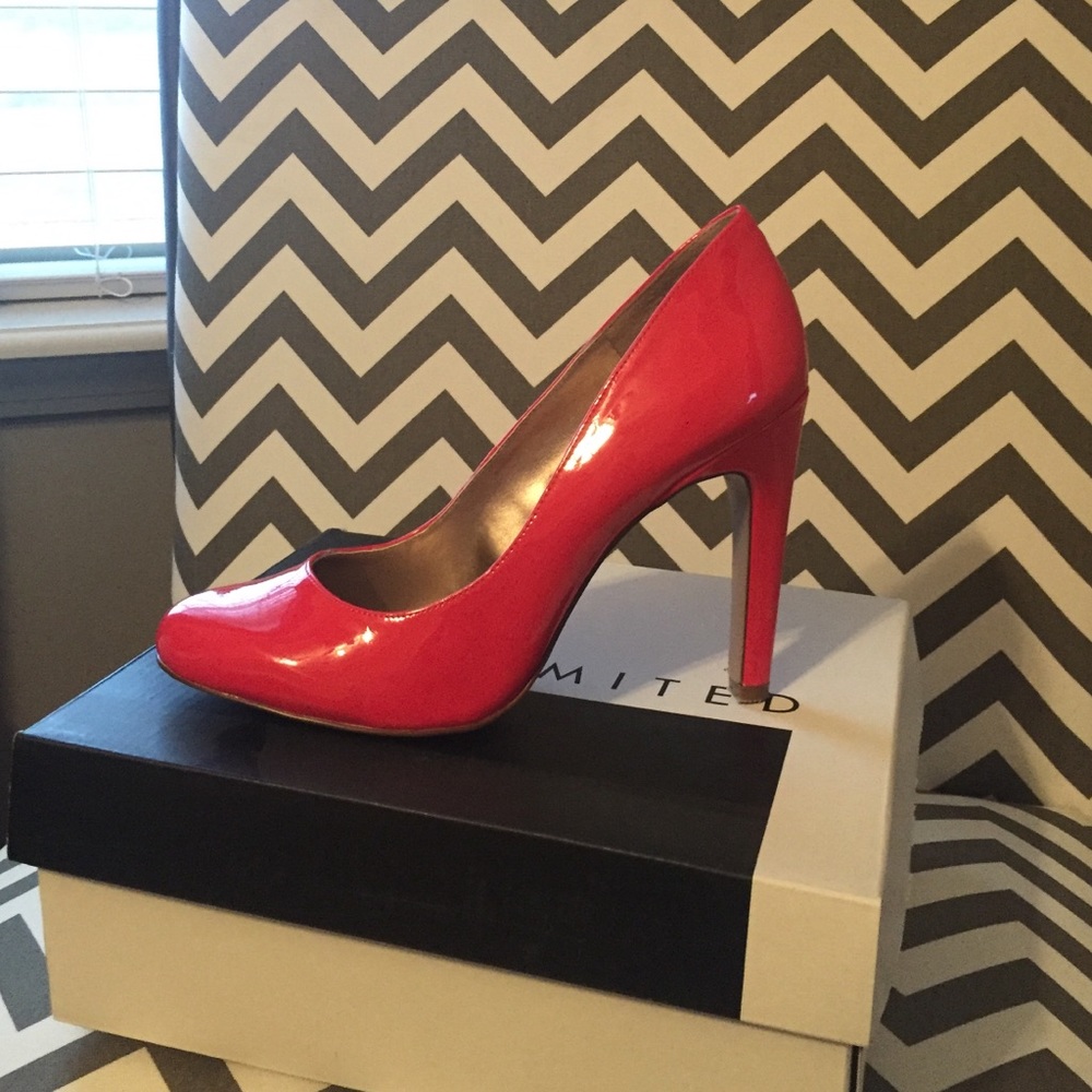 Gorgeous hibiscous patent pumps!