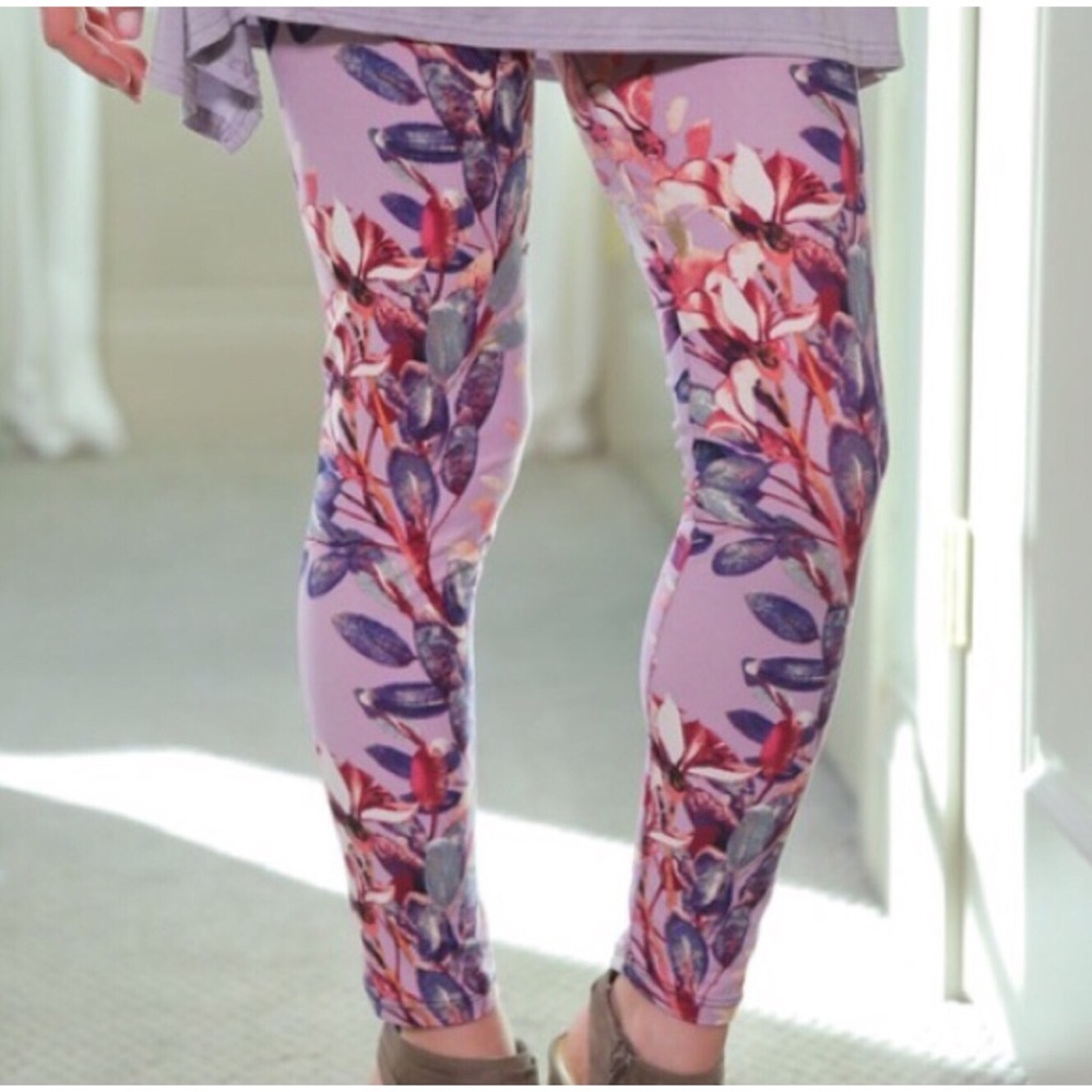 LILAC FLORAL BRUSHED KNIT LEGGINGS🌷 - Picture 3 of 5