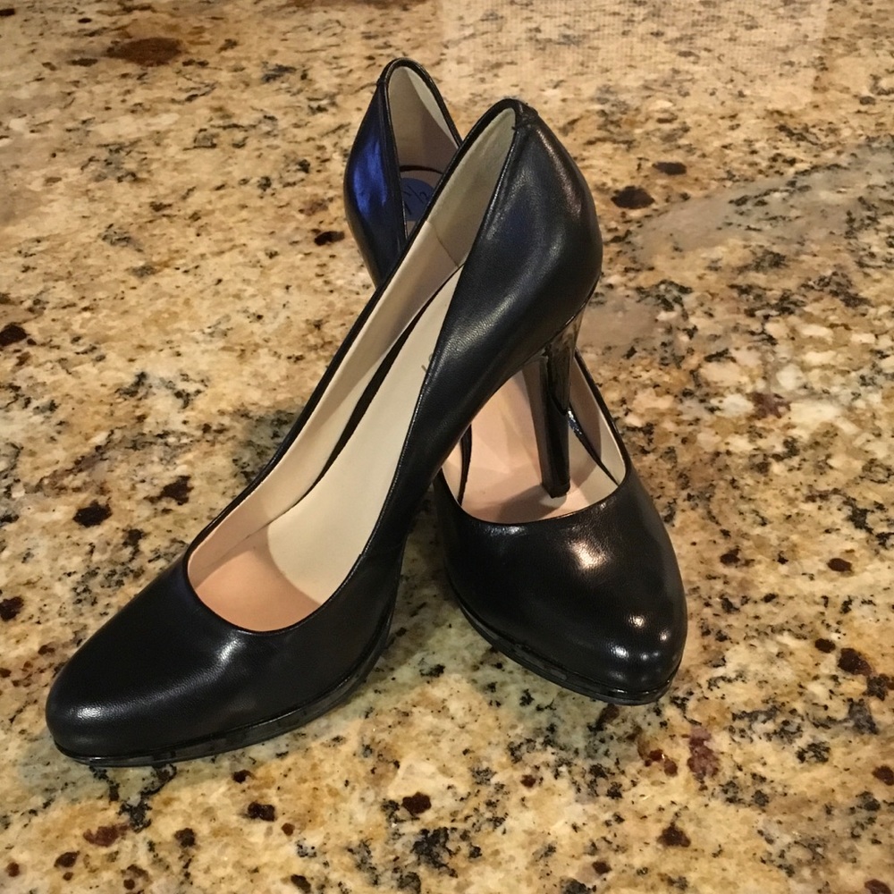 Nine West Black 4in round toe heels. Size 7.5