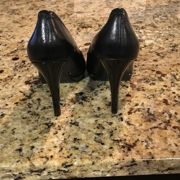 Nine West Black 4in round toe heels. Size 7.5 - Picture 3 of 4