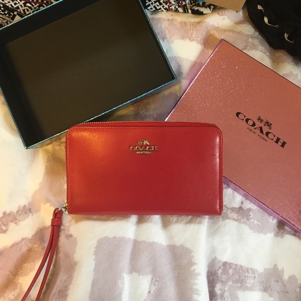 New AUTHENTIC COACH wristlet. Still in box (: