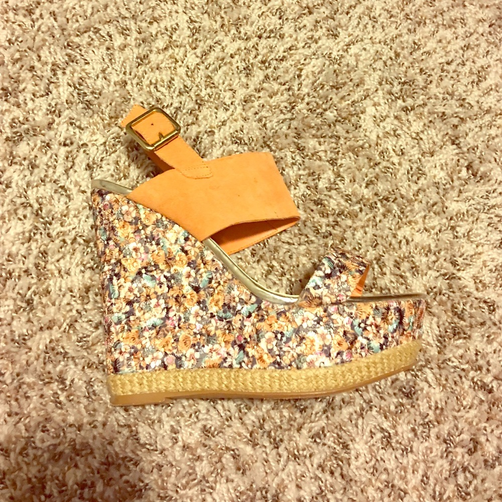 SOLD- Betsy Johnson Wedges