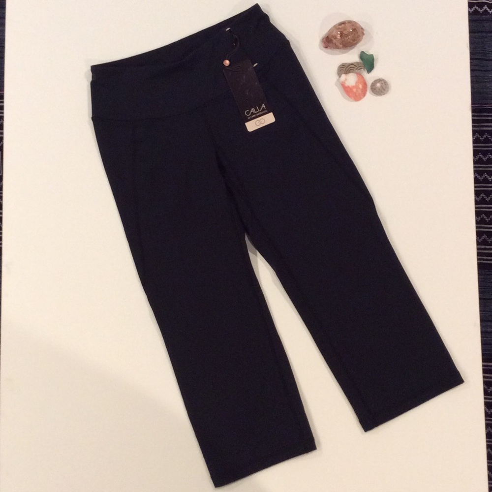 NWT Carrie Underwood - Core straight fit Capri