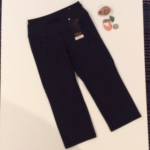 NWT Carrie Underwood - Core straight fit Capri