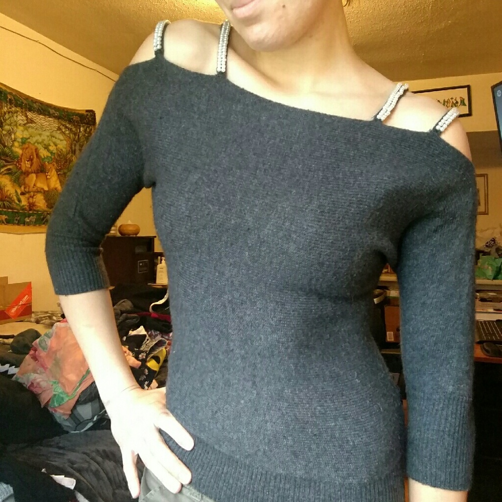 Open shoulder Long sleeve.