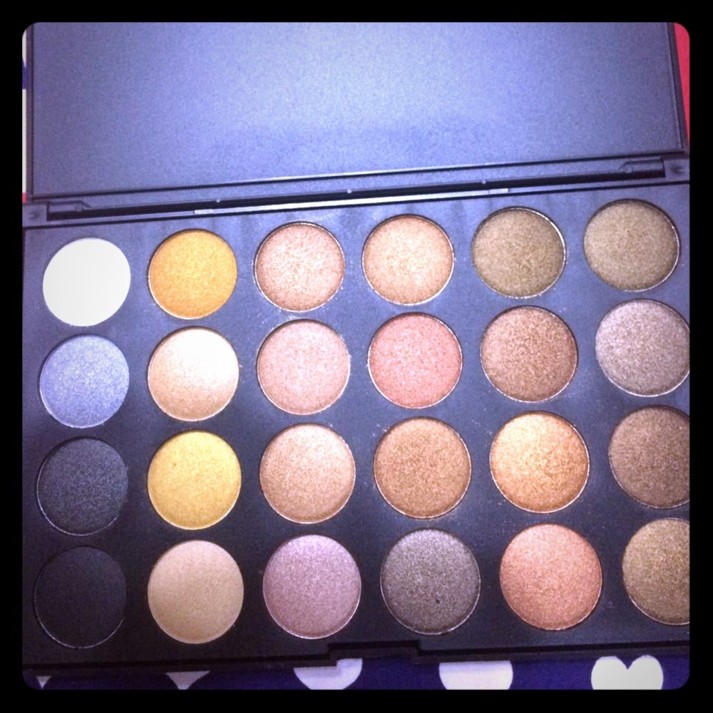 Glitter eye shadow