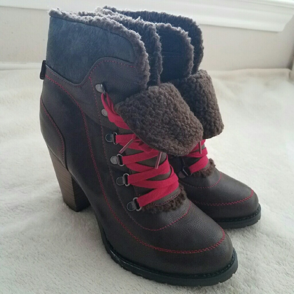 Women's Fur Lined Lace Up Boots - size 10