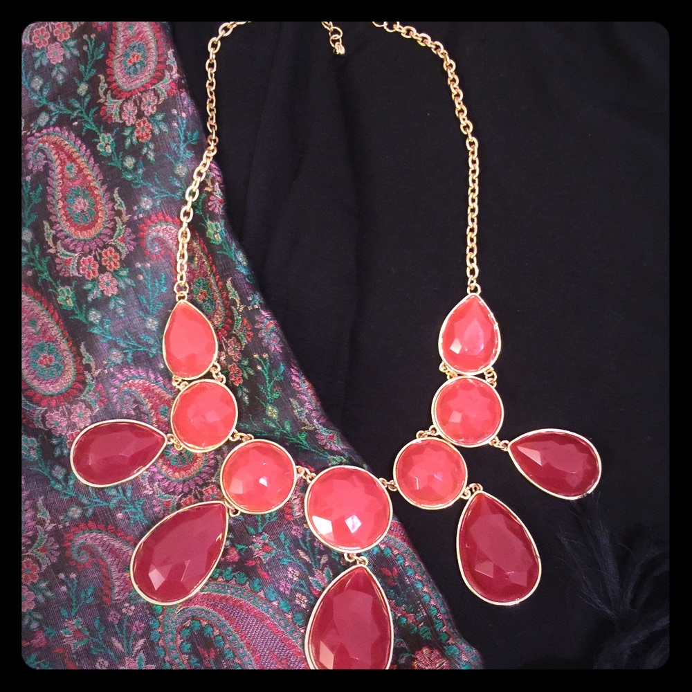 Statement necklace-NWT